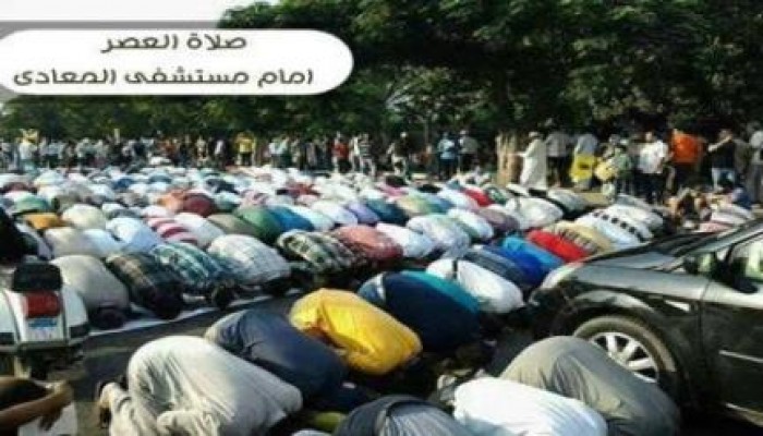 الثوار يصلون العصر أمام مستشفى المعادي ويهتفون "مهدى عاكف يا بطل ... سجنك بيحرر وطن"