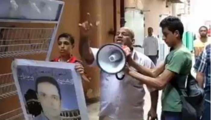 والد شهيد يوجه رسالة نارية إلى الجنود عند طيبة مول بمحيط رابعة العدوية (فيديو)