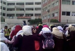طالبات معهد عمر بن عبد العزيز بالإسماعيلية يطالبن بإسقاط الانقلاب