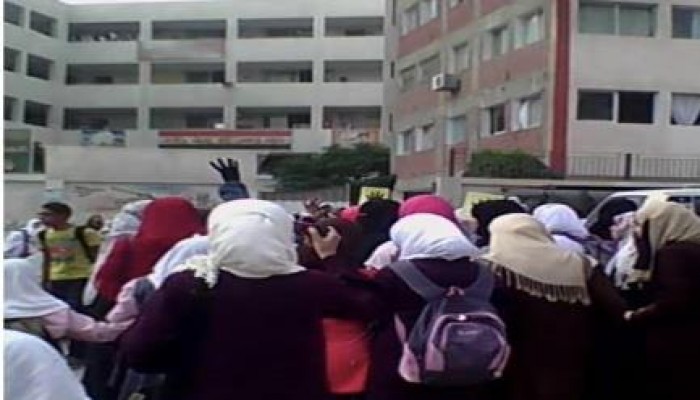 طالبات معهد عمر بن عبد العزيز بالإسماعيلية يطالبن بإسقاط الانقلاب