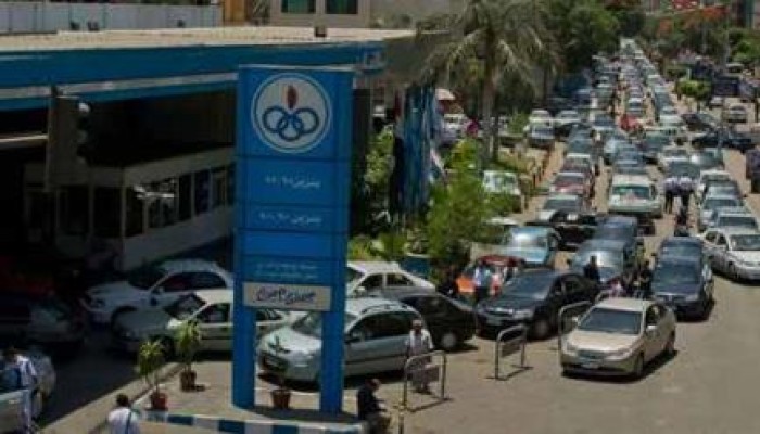 مصر على حافة الهاوية: حكومة الانقلاب تتوجه لرفع الدعم عن الوقود لمواجهة الأزمة الاقتصادية