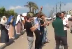 بالفيديو  سلسلة بشرية لطلاب ضد الانقلاب بدمياط