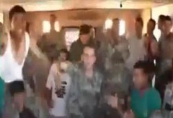 جنود بالجيش يهتفون من داخل أحد المعسكرات للرئيس مرسى وضد حكم العسكر (فيديو)