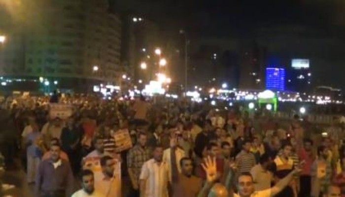 ثوار الإسكندرية يشعلون الكورنيش بالهتاف ضد العسكر (فيديو)