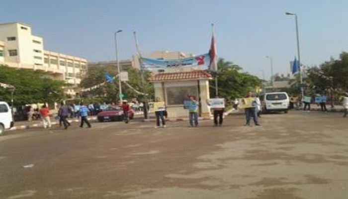 طلاب ضد الإنقلاب ينظمون سلسلة بشرية داخل جامعة الزقازيق لرفض الإنقلاب العسكري