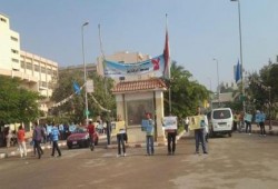 طلاب ضد الإنقلاب ينظمون سلسلة بشرية داخل جامعة الزقازيق لرفض الإنقلاب العسكري