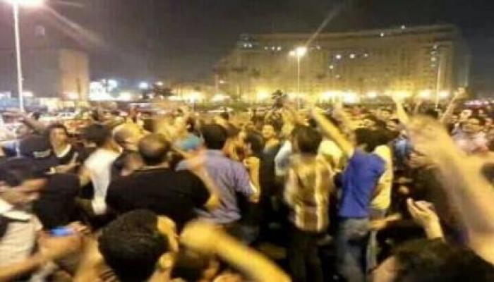 معارضو الانقلاب يباغتون العسكر بمظاهرة داخل ميدان التحرير تهتف "يسقط يسقط حكم العسكر"