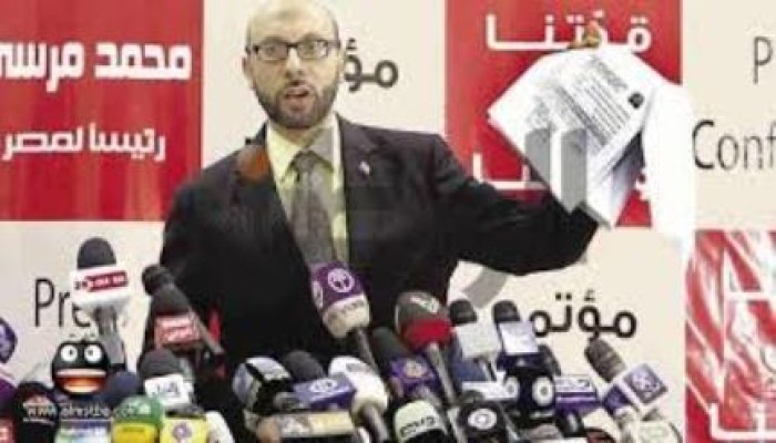 زوجة عبد العاطي ترد على المتحدث العسكري: زوجي رفض ضغوط الانقلابيين لإقناع الرئيس بالتنحي