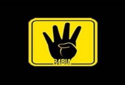 ناشطة حقوقية تهدي رمز رابعة العدوية لآشتون