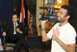 صورة وتعليق: رفع شعار رابعة في قصر رئاسة طرطور الانقلابيين المؤقت