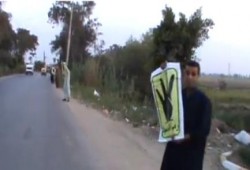 بسيون تشارك بسلسلة بشرية ضد الانقلاب وتهتف "يسقط يسقط حكم العسكر" (فيديو)