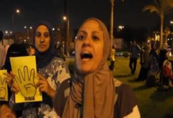 سيدة تصرخ فى الشارع: "فين رجالة مصر.. المتحدث العسكرى جذاب لستاتكم؟؟" (فيديو)