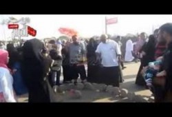 ثوار مصر يقبلون تراب رابعة ويشمون رائحة مسك دماء الشهداء