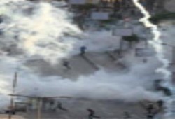 قوات السيسي تطلق الغاز والخرطوش علي المتظاهرين وهم يصلون العصر أمام القصر العيني