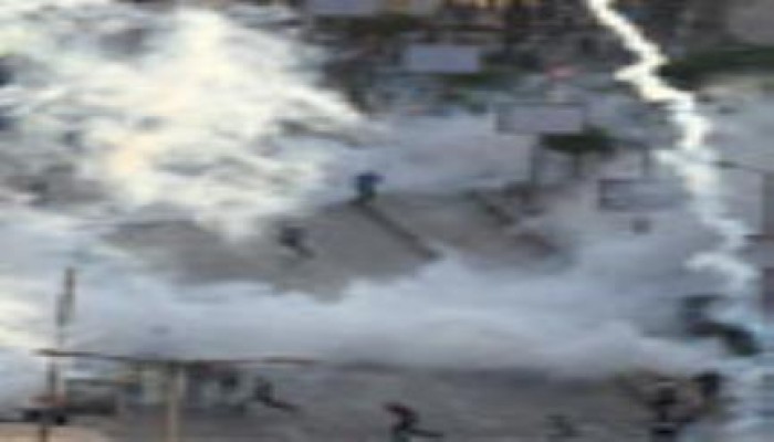 قوات السيسي تطلق الغاز والخرطوش علي المتظاهرين وهم يصلون العصر أمام القصر العيني