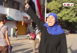 سيدة بألف رجل: تهتف أثناء اطلاق النار بالدقي "مش هنخاف هما اللي خايفين" (فيديو)
