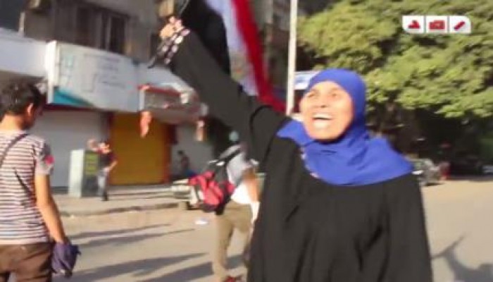سيدة بألف رجل: تهتف أثناء اطلاق النار بالدقي "مش هنخاف هما اللي خايفين" (فيديو)