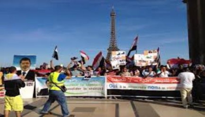 بالفيديو ..الجالية المصرية بفرنسا تحول احتفال السفارة بـ6 أكتوبر لمسيرة رافضة للانقلاب