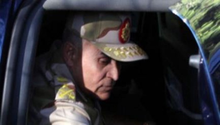 "صدقي صبحي" يستبعد 25 من كبار الضباط خارج المنطقة المركزية ويوقف عميد بالجيش الثاني