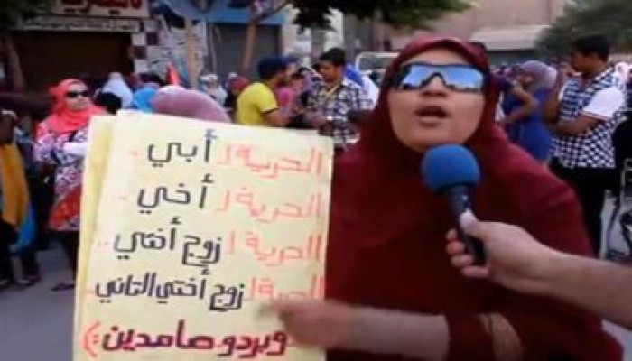 امرأه توجه رساله للسيسى بعد اعتقال 4 من عائلتها (متلفز)