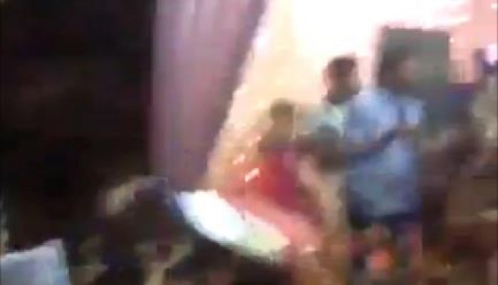 بالفيديو .. سقوط مسرح بمجموعة من مؤيدي السيسي بعد تشغيل "تسلم الأيادي"