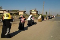 سلاسل بشرية لرفض الإنقلاب بطريق ميت غمر الزقازيق