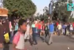 بالفيديو  عناصر من الجيش المصري تنضم للشرعية وضابط يفتح الطريق للثوار