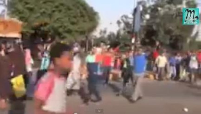 بالفيديو  عناصر من الجيش المصري تنضم للشرعية وضابط يفتح الطريق للثوار