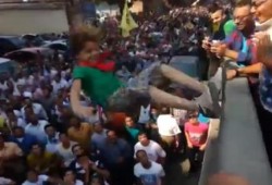 طفل يقود الآلاف اليوم بهتافات رائعة ثم يلقي نفسه عليهم من أعلى كوبري اكتوبر (فيديو)