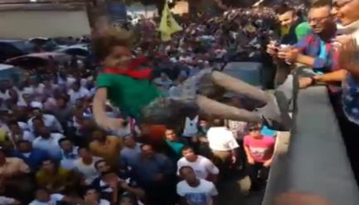 طفل يقود الآلاف اليوم بهتافات رائعة ثم يلقي نفسه عليهم من أعلى كوبري اكتوبر (فيديو)