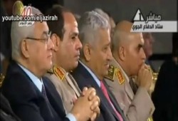 وزير الدفاع والقائد العام للقوات المسلحة الفريق أول عبدالفتاح السيسي "بيمضغ لبانة" (فيديو)