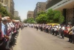 تظاهر أعضاء هيئة التدريس بجامعة القاهرة رفضا للانقلاب وللمطالبة بإطلاق سراح المعتقلين