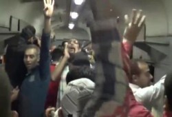 رائع: مفاجأة شباب ضد الانقلاب داخل قطار أبو قير .. "خلاويص؟؟ لسه" (فيديو)