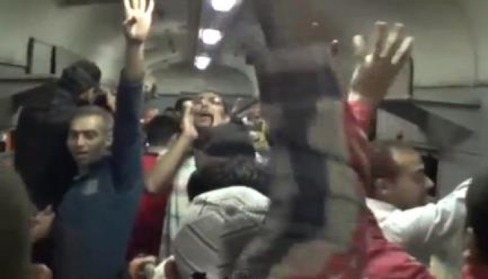 رائع: مفاجأة شباب ضد الانقلاب داخل قطار أبو قير .. "خلاويص؟؟ لسه" (فيديو)