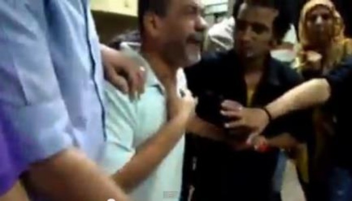 بالفيديو  والدشهيد لحظة دخوله المستشفي ورؤية ابنه مقتولا برصاص مليشيات السيسي يوم 6 أكتوبر