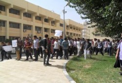 وقفة إحجاجية لطلاب كلية الهندسة للتنديد باعتقال أحد زملائهم في فعاليات السادس من أكتوبر