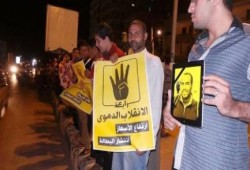 سلاسل بشرية ليلية ببندر الفيوم رفضا للانقلاب وسياسته الدموية (صور)