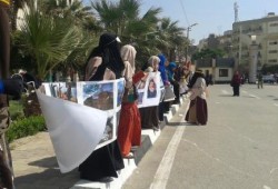 سلاسل طلابية بجامعة الفيوم تنديداً باعتقال الطلاب