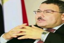 عبد الفتاح بعد تفويض عدلي للسيسي: أضحك مع الانقلاب