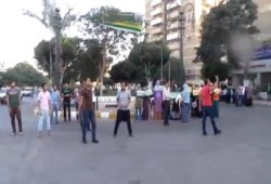لأول مرة: ثوار المنيا يتحدون مدرعات وقناصة الجيش امام مبنى المحافظة (فيديو)