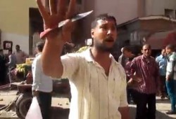 بلطجي بداخل جامعة المنصورة: ضربناهم عشان بيعملوا رابعة وبيشتموا في السيسي (فيديو)