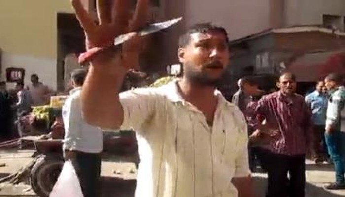 بلطجي بداخل جامعة المنصورة: ضربناهم عشان بيعملوا رابعة وبيشتموا في السيسي (فيديو)