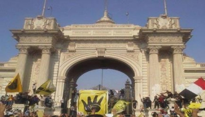 ثوار مصر يرفعون شارات رابعة علي قصر القبة