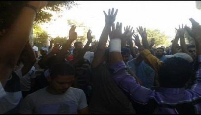 المفرج عنهم وأهالى الشهداء يتقدمون مسيرات الإسماعيلية