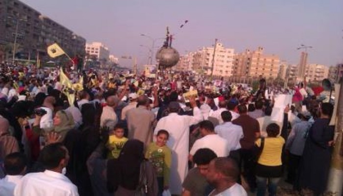 أحد مليشيات السيسي يقتحم مسيرة الهرم بسيارته ويصيب 5 متظاهرين