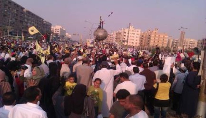 أحد مليشيات السيسي يقتحم مسيرة الهرم بسيارته ويصيب 5 متظاهرين