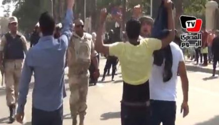 بالفيديو  مشادة بين طالب وضابط جيش: أنتو الإرهاب