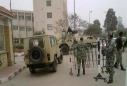 بعد إغلاق شوارع رئيسية ببني سويف مفوض للسيسي يشتبك مع الجيش ويهتف: خنقتونا وخربتوا البلد!!