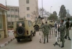 بعد إغلاق شوارع رئيسية ببني سويف مفوض للسيسي يشتبك مع الجيش ويهتف: خنقتونا وخربتوا البلد!!