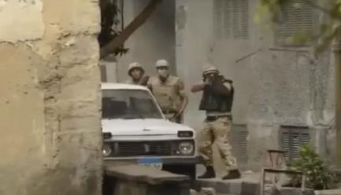 هؤلاء ليسوا خير أجناد الأرض .. إنما هم وأمثالهم جنود "السيسي" أتباع الفرعون (فيديو)